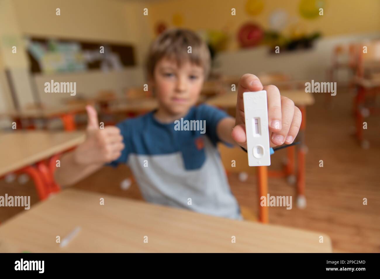 Der Junge wird vor der Klasse auf covid-19 getestet. Stockfoto