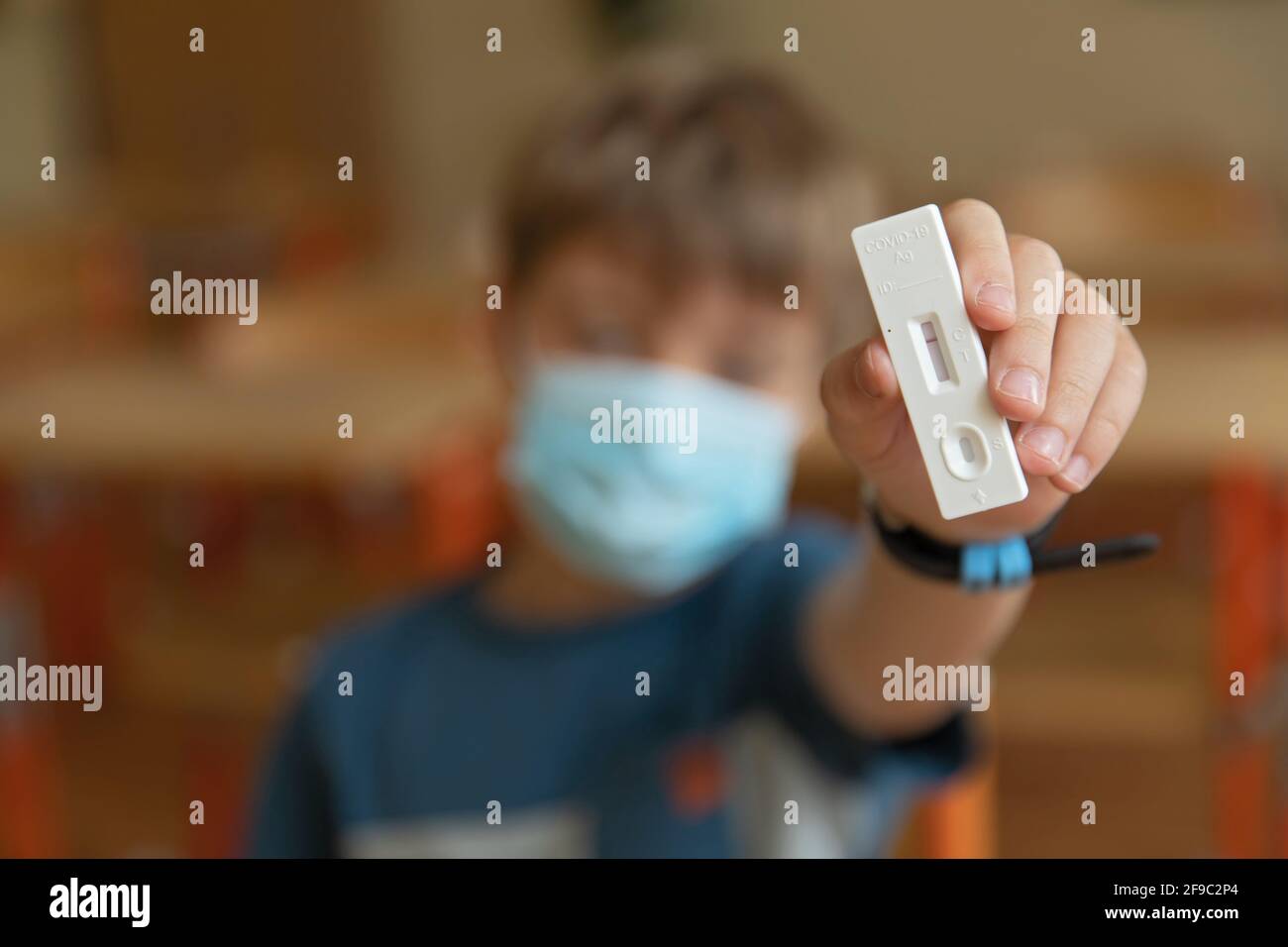 Der Junge wird vor der Klasse auf covid-19 getestet. Stockfoto