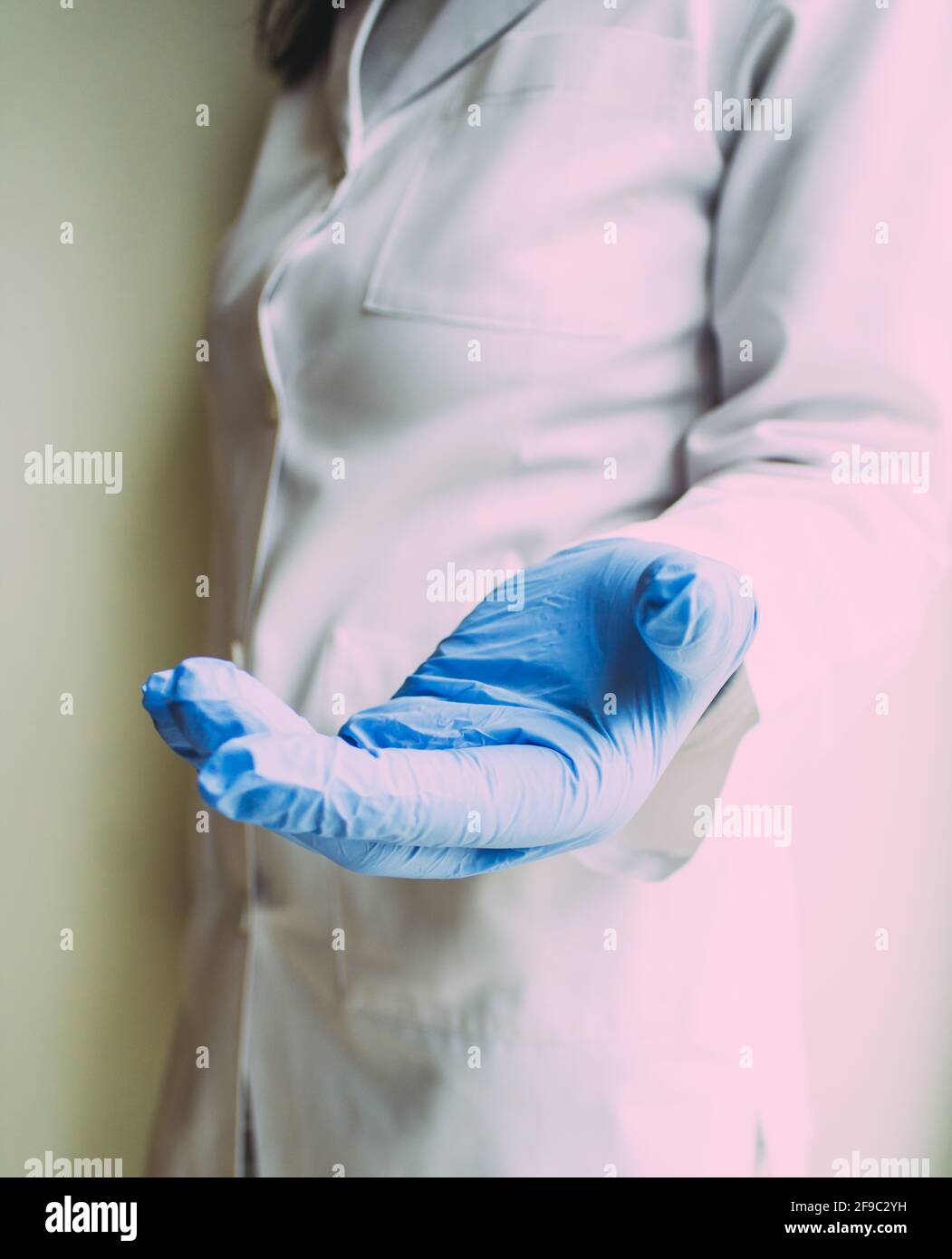 Arzt in blauem Kleid und Handschuhen im Krankenhaus Stockfoto