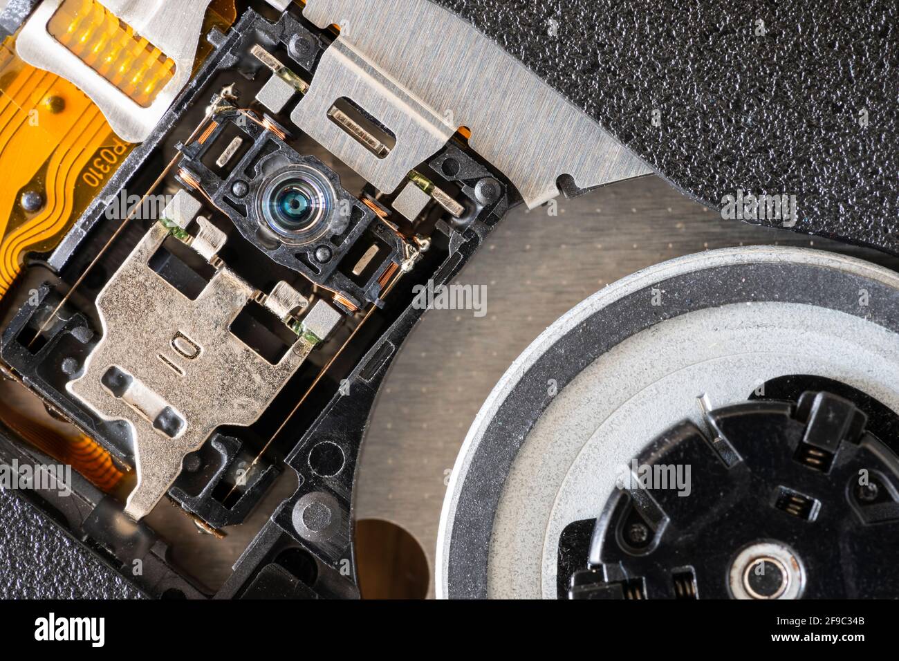 Eine Makroaufnahme auf einem externen optischen CD-DVD-ROM-Laufwerk mit schlankem Design, das den Aufnahmekopf (PUH), das Objektiv und das Fach zeigt Stockfoto