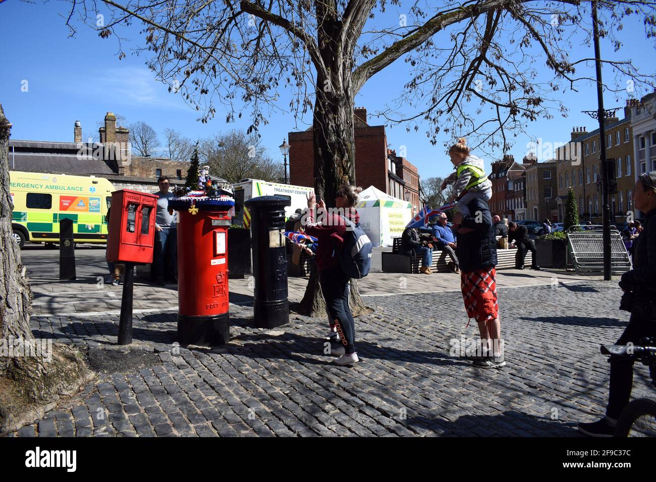Windsor, Großbritannien. April 2021. Menschenmengen vor Windsor Castle wegen der Beerdigung von Prinz Phillip. Kredit: JOHNNY ARMSTEAD/Alamy Live Nachrichten Stockfoto