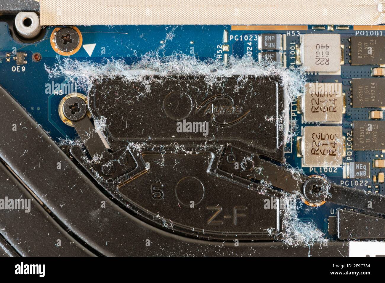 Eine Nahaufnahme auf der Innenseite eines Laptops voller Staub und Rückstände, die gereinigt werden müssen Stockfoto