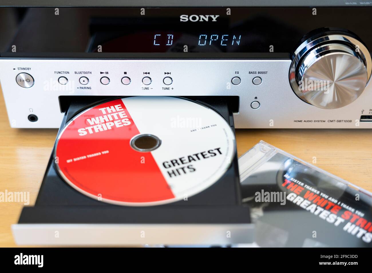 Ein geöffnetes CD-Fach mit einem White Stripes Greatest Hits CD in einer Heimstereoanlage von Sony/HiFi mit einem Digitalanzeige (Fokus auf HiFi) Stockfoto