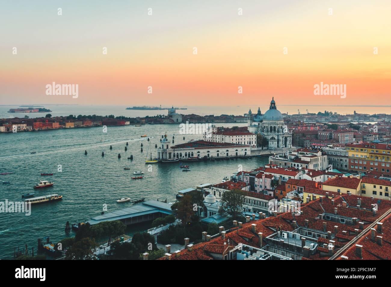 Blick auf die Basilica di Santa Maria della Salute (Heilige Maria der Gesundheit) vom Campanile di San Marco (St. Markusturm) bei Sonnenuntergang, Venedig, Italien Stockfoto