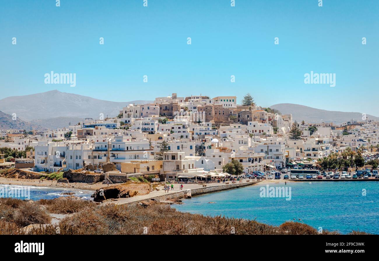 Naxos, Griechenland - Juli 23 2016: Panoramablick auf die Stadt, im Sommer. Naxos ist eine Stadt (und eine Insel) in der Ägäis und eine sehr beliebte Tour Stockfoto