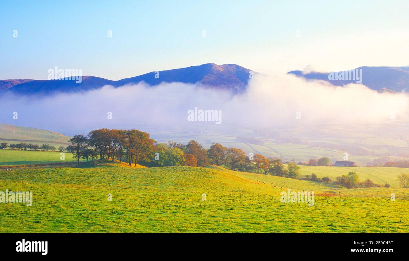 Großbritannien, England, Cumbria, Brent fiel, Morgendämmerung über einem nebligen Tal, Stockfoto