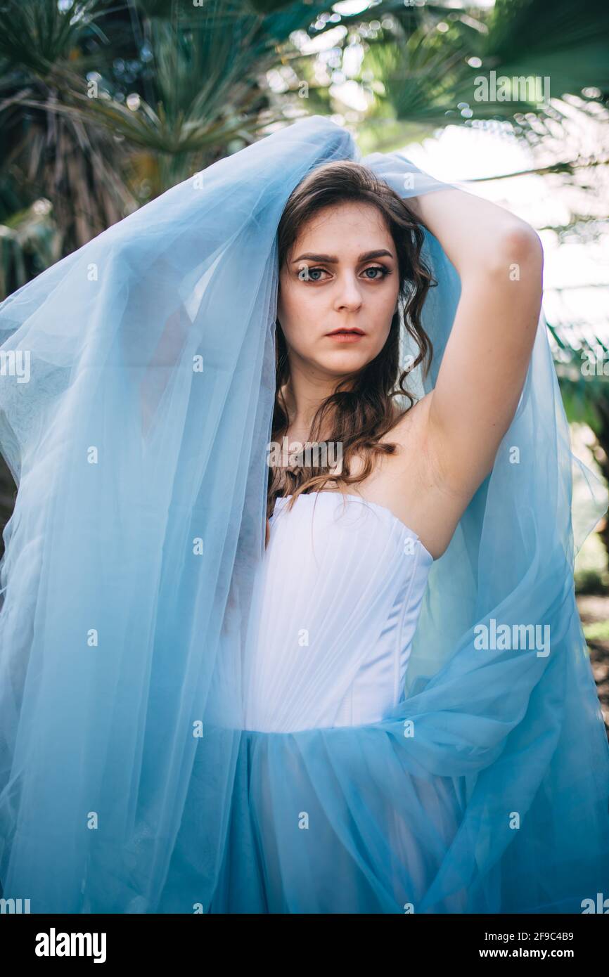 Schöne rothaarige Mädchen in einem eleganten Kleid und mit einem Schleife Stockfoto