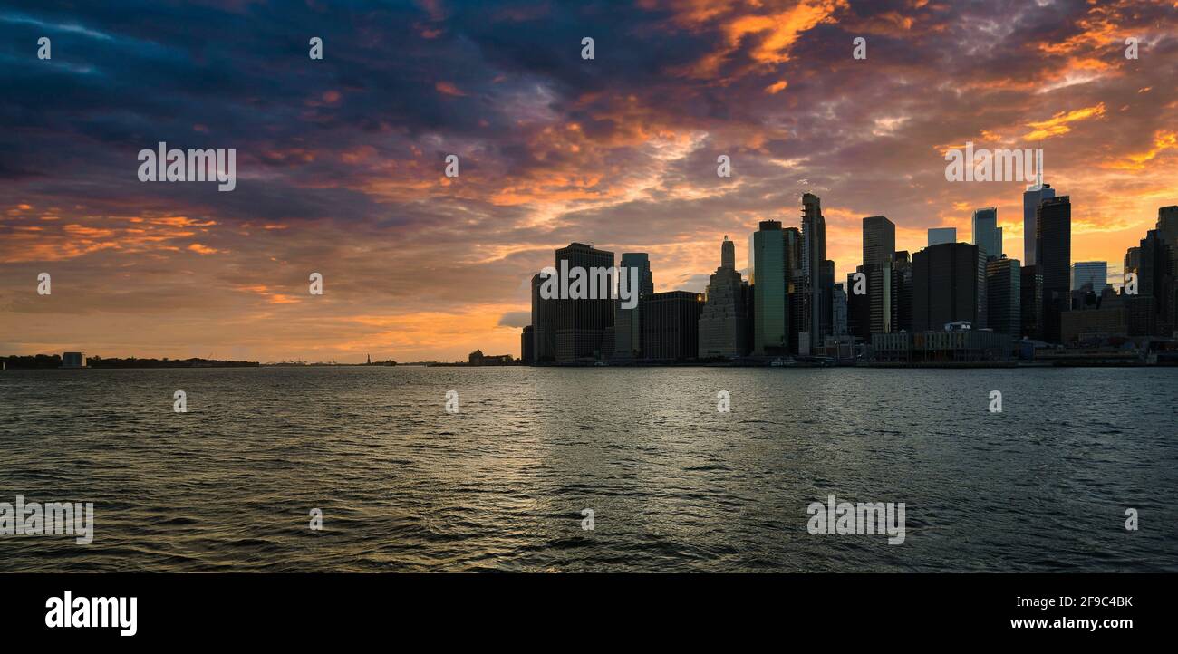 Skyline der Stadt bei Sonnenuntergang schöner Ort niedlichen New York Wolken Sea Panora Stockfoto
