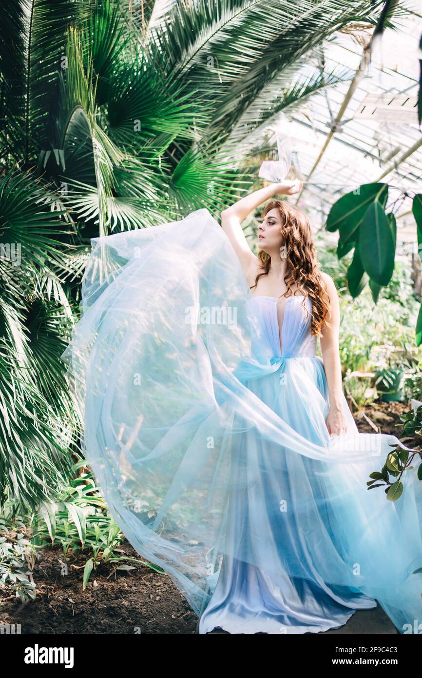 Schöne rothaarige Mädchen in einem eleganten Kleid und mit einem Schleife Stockfoto
