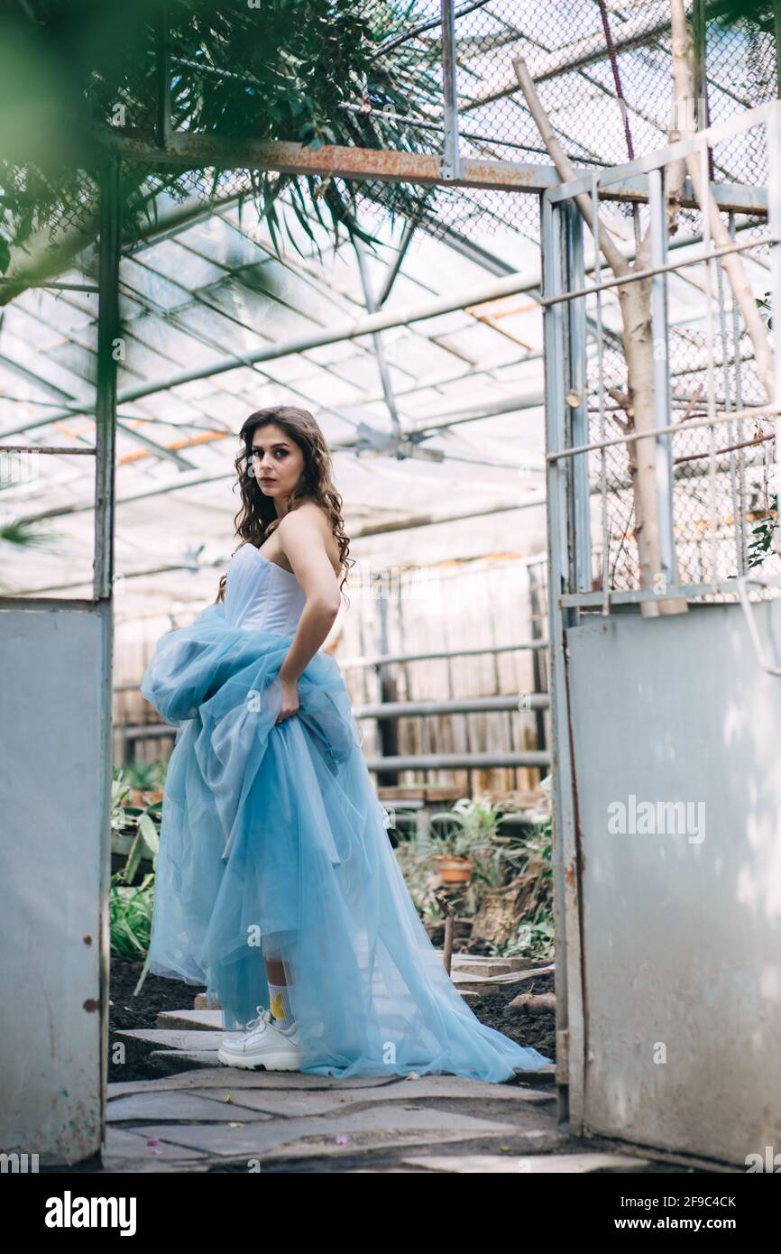 Schöne rothaarige Mädchen in einem eleganten Kleid und mit einem Schleife Stockfoto