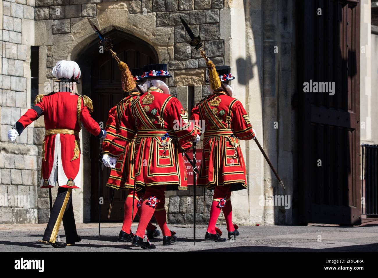 Windsor, Großbritannien. April 2021. Beefeater kommen am Schloss Windsor an, um an der Beerdigung des Herzogs von Edinburgh teilzunehmen. Die Beerdigung von Prinz Philip, dem Ehemann von Königin Elizabeth, findet in der St. George IIÕs Chapel in Windsor Castle statt, wobei die Zeremonie gemäß den aktuellen Einschränkungen für Coronaviren auf 30 Trauernde beschränkt ist. Kredit: Mark Kerrison/Alamy Live Nachrichten Stockfoto