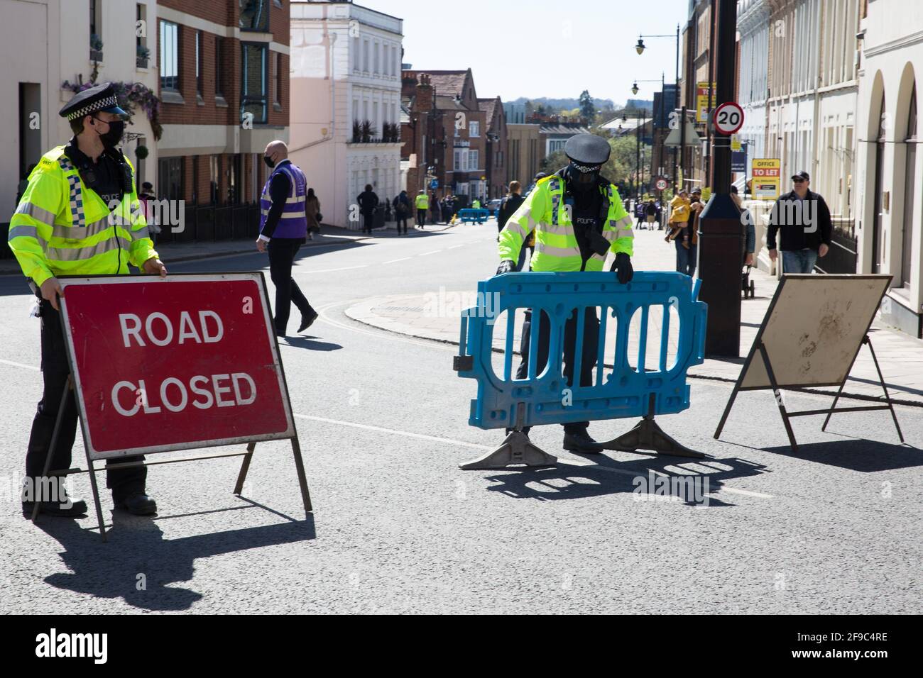 Windsor, Großbritannien. April 2021. Polizeibeamte des Thames Valley schließen eine Straße, um sich auf die Ankunft von zeremoniellen Wachen im Schloss Windsor für die Beerdigung des Herzogs von Edinburgh vorzubereiten. Die Beerdigung von Prinz Philip, dem Ehemann von Königin Elizabeth, findet in der St. George IIÕs Chapel in Windsor Castle statt, wobei die Zeremonie gemäß den aktuellen Einschränkungen für Coronaviren auf 30 Trauernde beschränkt ist. Kredit: Mark Kerrison/Alamy Live Nachrichten Stockfoto