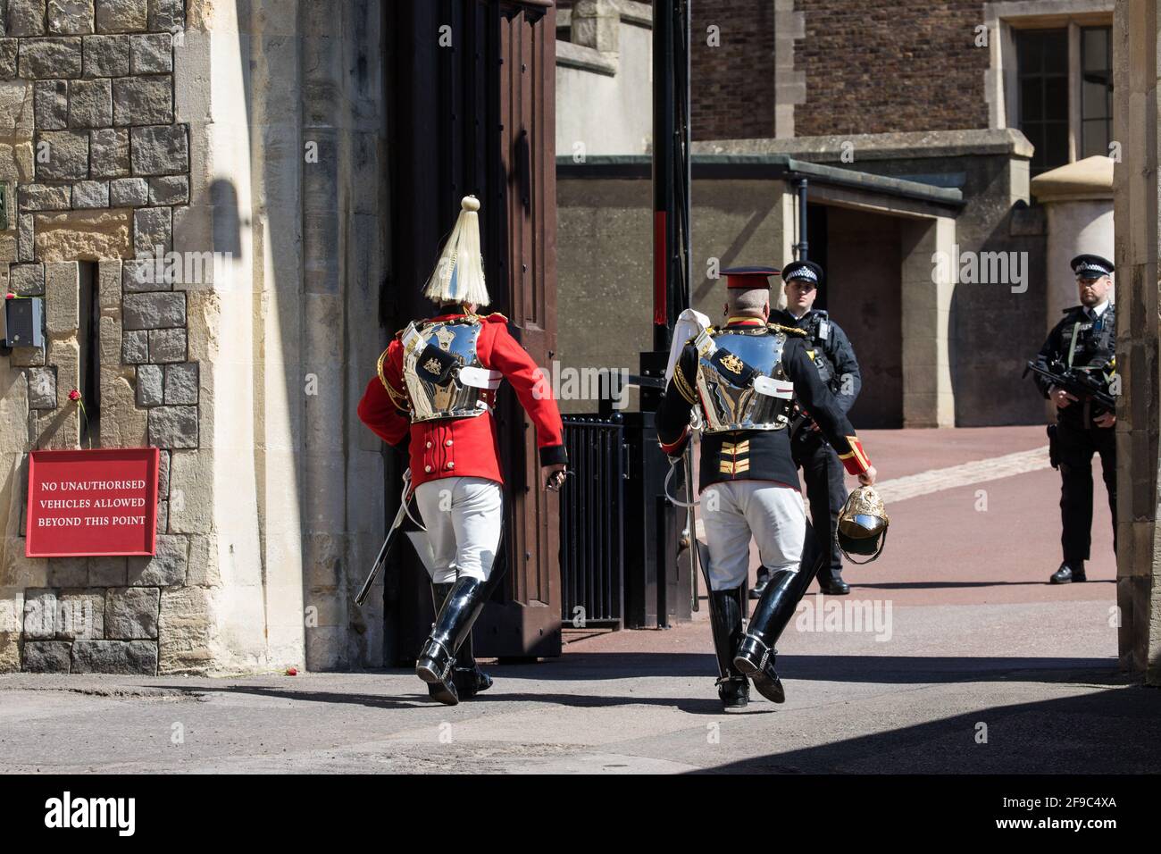 Windsor, Großbritannien. April 2021. Mitglieder der Streitkräfte kommen in Schloss Windsor an, um an der Beerdigung des Herzogs von Edinburgh teilzunehmen. Die Beerdigung von Prinz Philip, dem Ehemann von Königin Elizabeth, findet in der St. George IIÕs Chapel in Windsor Castle statt, wobei die Zeremonie gemäß den aktuellen Einschränkungen für Coronaviren auf 30 Trauernde beschränkt ist. Kredit: Mark Kerrison/Alamy Live Nachrichten Stockfoto