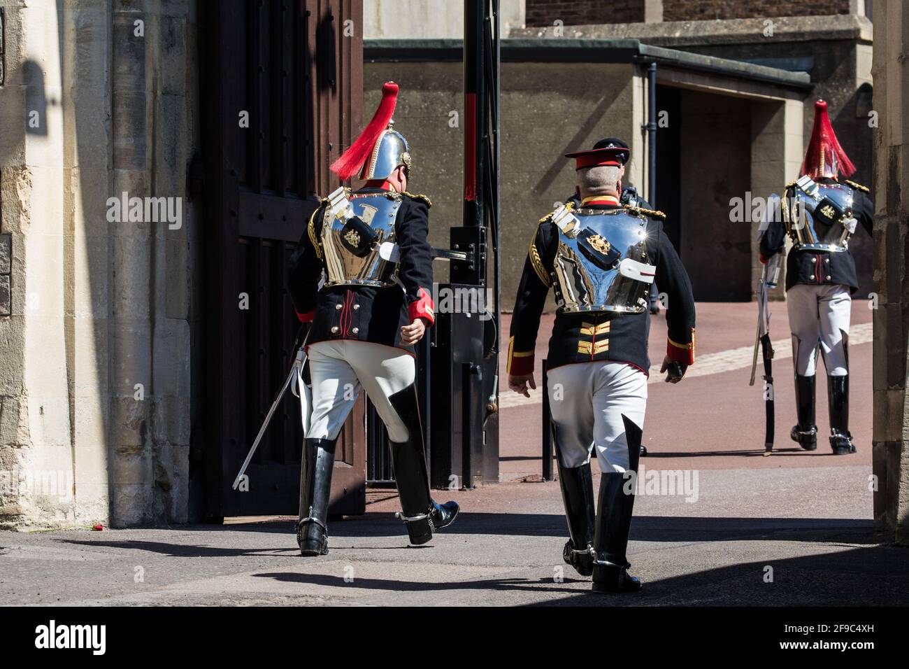 Windsor, Großbritannien. April 2021. Mitglieder der Streitkräfte kommen in Schloss Windsor an, um an der Beerdigung des Herzogs von Edinburgh teilzunehmen. Die Beerdigung von Prinz Philip, dem Ehemann von Königin Elizabeth, findet in der St. George IIÕs Chapel in Windsor Castle statt, wobei die Zeremonie gemäß den aktuellen Einschränkungen für Coronaviren auf 30 Trauernde beschränkt ist. Kredit: Mark Kerrison/Alamy Live Nachrichten Stockfoto