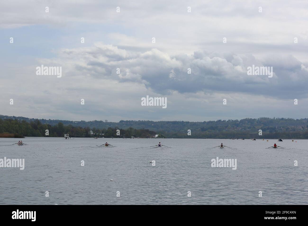 Eine allgemeine Ansicht des Doppelzweier-Halbfinales A/B 1 der Männer am 2. Tag bei den Rudereuropameisterschaften am 10. April 2021 in Varese, I Stockfoto