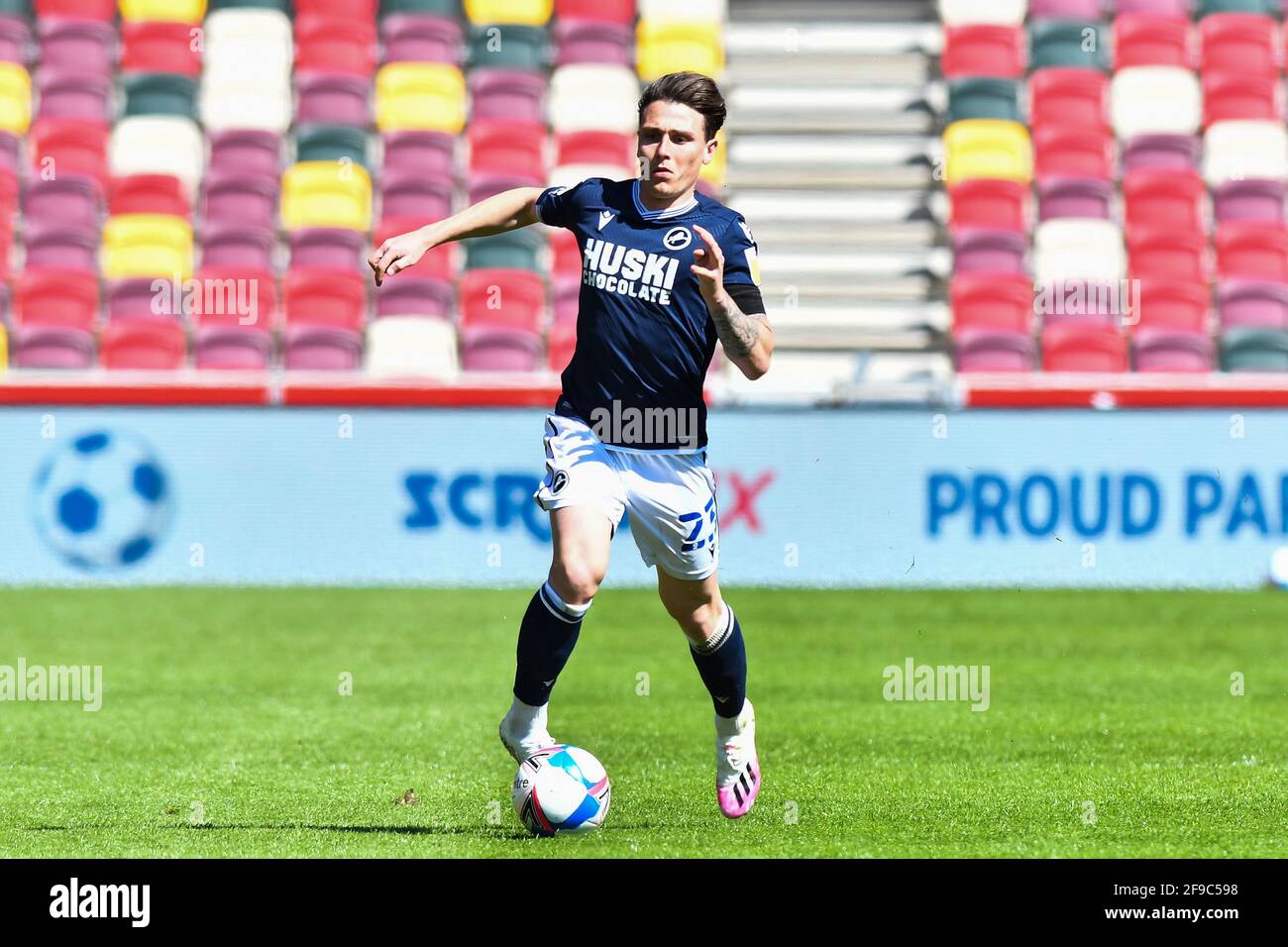 LONDON. VEREINIGTES KÖNIGREICH. 17. APRIL: Dan McNamara von Millwall in Aktion während des Sky Bet Championship-Spiels zwischen Brentford und Millwall am Samstag, 17. April 2021, im Brentford Community Stadium, Brentford. (Kredit: Ivan Yordanov) Kredit: MI Nachrichten & Sport /Alamy Live Nachrichten Stockfoto