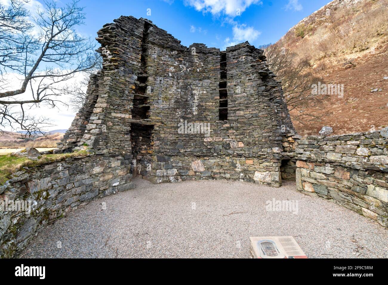 GLENELG HIGHLANDS SCHOTTLAND DUN TELVE BROCH INTERIOR UND HISTORISCHES SCHOTTLAND KARTE UND FÜHRUNG Stockfoto