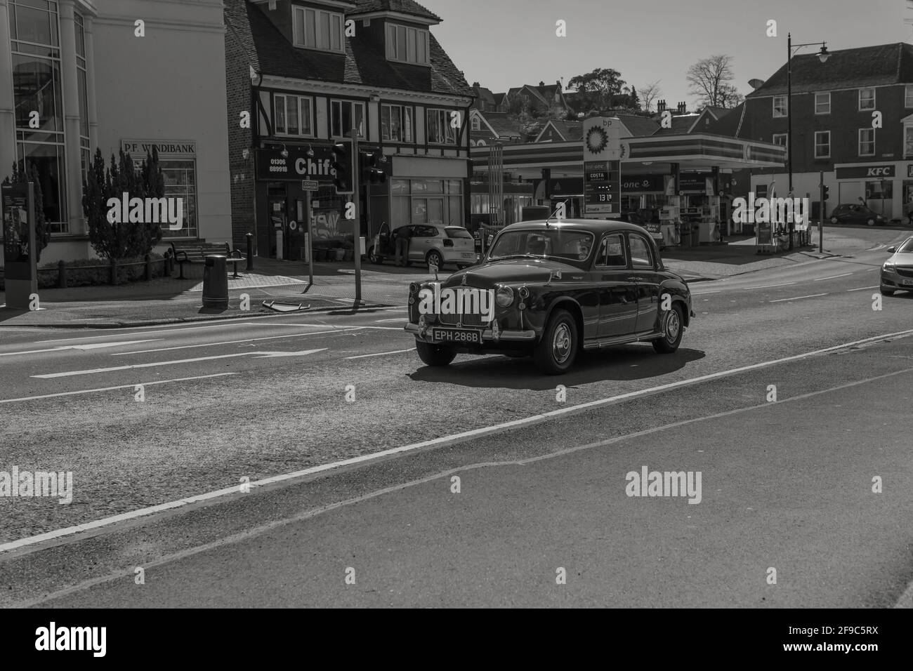 Ostersonntag Fahren Sie in einem britischen Oldtimer, dem Rover 95 - P4 1964. Stockfoto