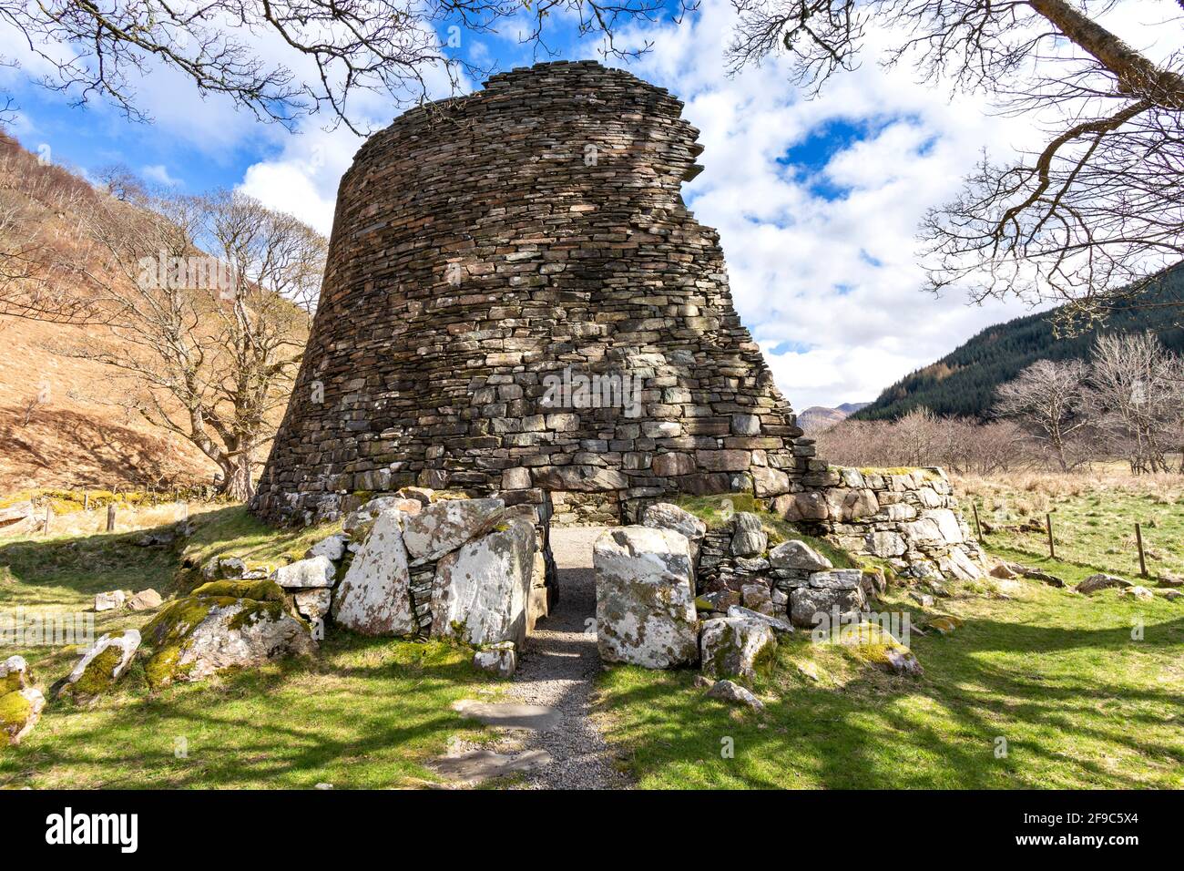 GLENELG HIGHLANDS SCHOTTLAND DUN TELVE BROCH VON WESTEN AUS GESEHEN Stockfoto