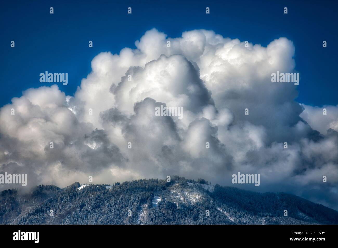 WETTERKONZEPT: Dramatische Wolkenbildung über Blomberg bei Bad Tölz, Bayern Deutschland Stockfoto