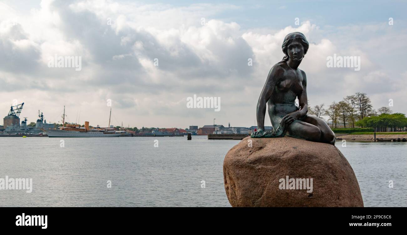 Ein Bild der ikonischen Statue der Kleinen Meerjungfrau in Kopenhagen. Stockfoto