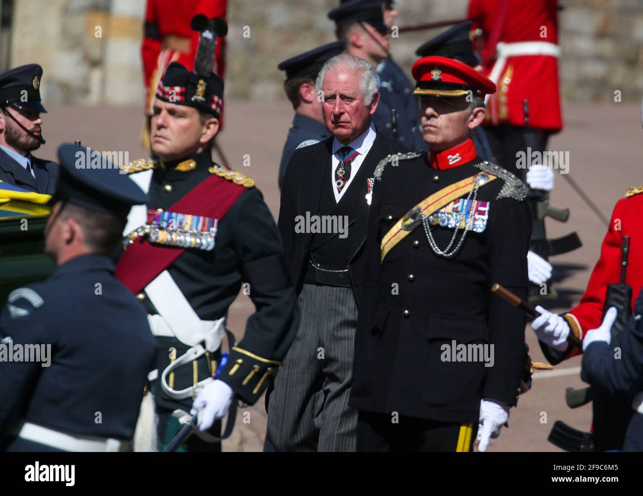 Der Prinz von Wales steht hinter dem Land Rover Defender, der den Sarg des Herzogs von Edinburgh trägt, als er während seiner Beerdigung auf der Galiläischen Veranda der St. George's Chapel im Windsor Castle, in der Grafschaft von Bekshire, ankommt. Bilddatum: Samstag, 17. April 2021. Stockfoto