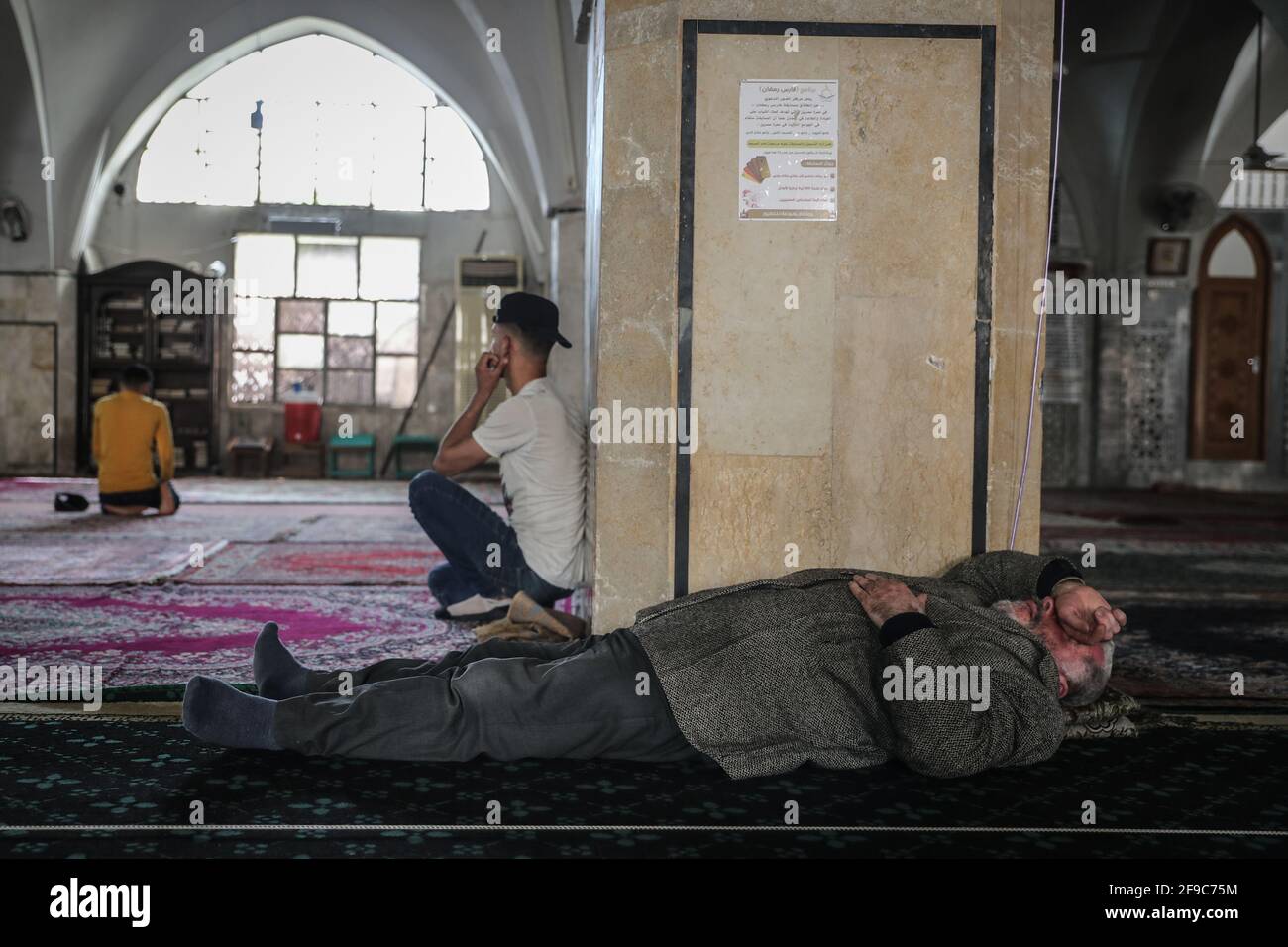 Maarrat Misrin, Syrien. April 2021. Ein syrischer Mann ruht vor der Iftar-Zeit während des muslimischen Fastenmonats Ramadan in der Moschee der Stadt Maarrat Misrin. Quelle: Anas Alkharboutli/dpa/Alamy Live News Stockfoto