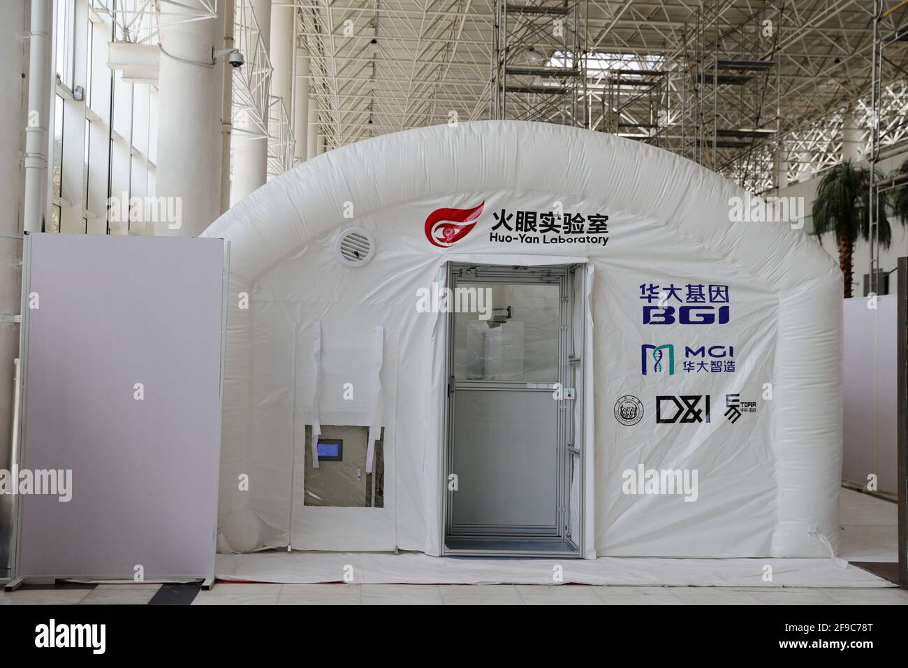 (210417) -- ADDIS ABEBA, 17. April 2021 (Xinhua) -- das Foto vom 16. April 2021 zeigt das neu gestartete High-End-Testlabor COVID-19, Huo Yan Air Lab, am internationalen Flughafen Addis Abeba Bole, Äthiopien. Der Addis Abeba Bole International Airport, Afrikas verkehrsreichster Flughafen und das führende Gateway des Kontinents, strebt die Wiederbelebung seines COVID-19-betroffenen Passagierverkehrs mit einem neu eingeführten, von China betriebenen hochmodernen COVID-19-Testlabor an.das neu eingeführte High-End-Testlabor COVID-19, Huo Yan Air Lab, Das sich in den Räumlichkeiten des internationalen Flugdrehkreuzes Äthiopiens befindet, ist ADM Stockfoto