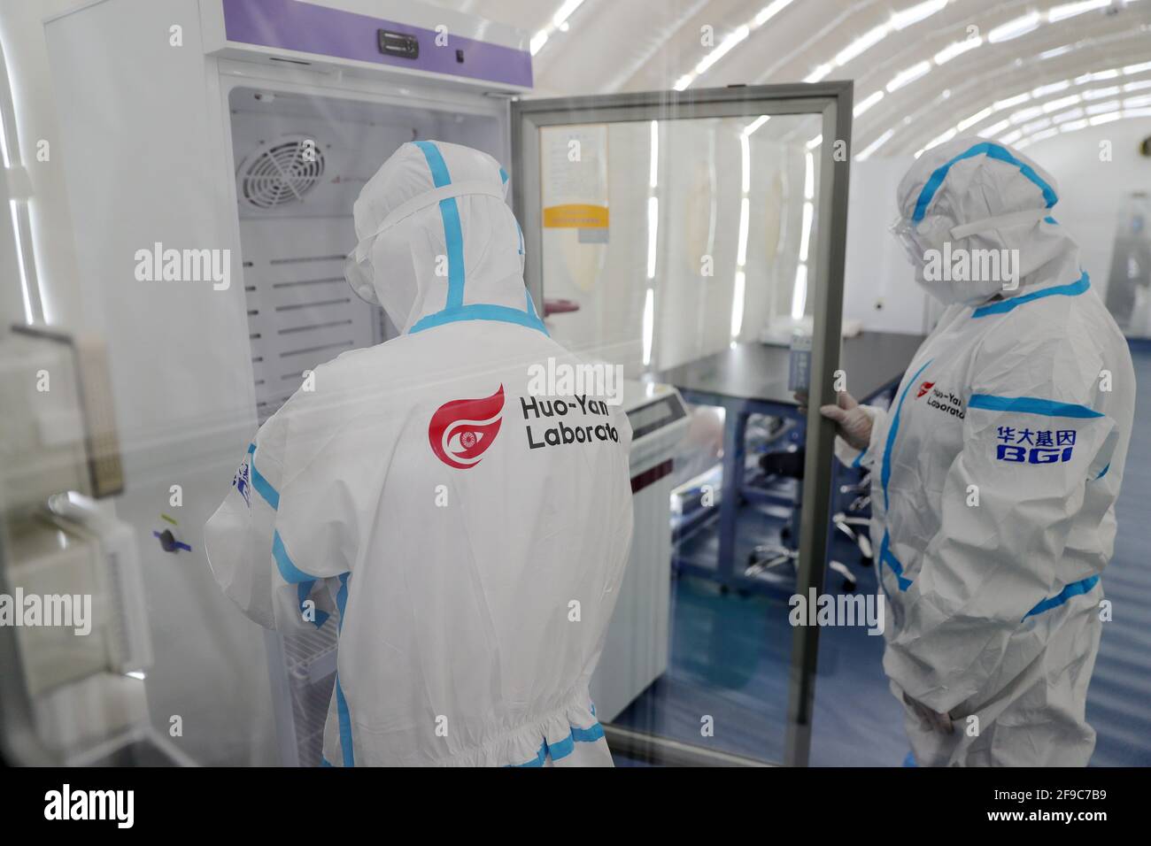 (210417) -- ADDIS ABEBA, 17. April 2021 (Xinhua) -- Gesundheitshelfer werden am 16. April 2021 im neu gestarteten High-End-Testlabor COVID-19, Huo Yan Air Lab, am internationalen Flughafen Addis Abeba Bole, Äthiopien, gesehen. Der Addis Abeba Bole International Airport, Afrikas verkehrsreichster Flughafen und das führende Gateway des Kontinents, strebt die Wiederbelebung seines COVID-19-betroffenen Passagierverkehrs mit einem neu eingeführten, von China betriebenen hochmodernen COVID-19-Testlabor an.das neu eingeführte High-End-Testlabor COVID-19, Huo Yan Air Lab, Das sich in den Räumlichkeiten des internationalen äthiopischen Fluges hu befindet Stockfoto