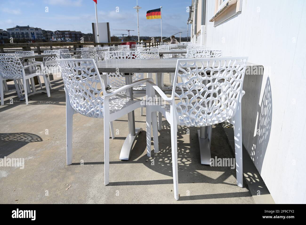 Aklbeck, Deutschland. April 2021. Der Pier ist leer. Wenn die Tourismussaison wirklich beginnen kann, steht zunächst eine deutlich verschärfte Sperre aus. Quelle: Stefan Sauer/dpa/Alamy Live News Stockfoto