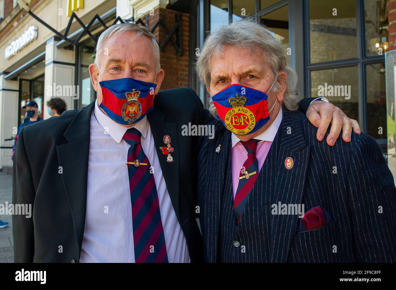 Windsor, Großbritannien. April 2021. Thomas Steven und Geoff York tragen stolz ihre Wache-Krawatten. Einheimische und Besucher kamen heute nach Windsor, um an seinem Begräbnistag Prinz Philip ihren Respekt zu zollen, doch viele folgten dem Rat und blieben wegen der anhaltenden Covid-19-Pandemie weg. In der Stadt gab es eine starke Präsenz bewaffneter Polizisten zusammen mit zahlreichen RBWM-Stewards. Das Begräbnis für den Herzog von Edinburgh war eine private Veranstaltung, die in der St. George's Chapel auf dem Gelände des Windsor Castle stattfand. Quelle: Maureen McLean/Alamy Live News Stockfoto