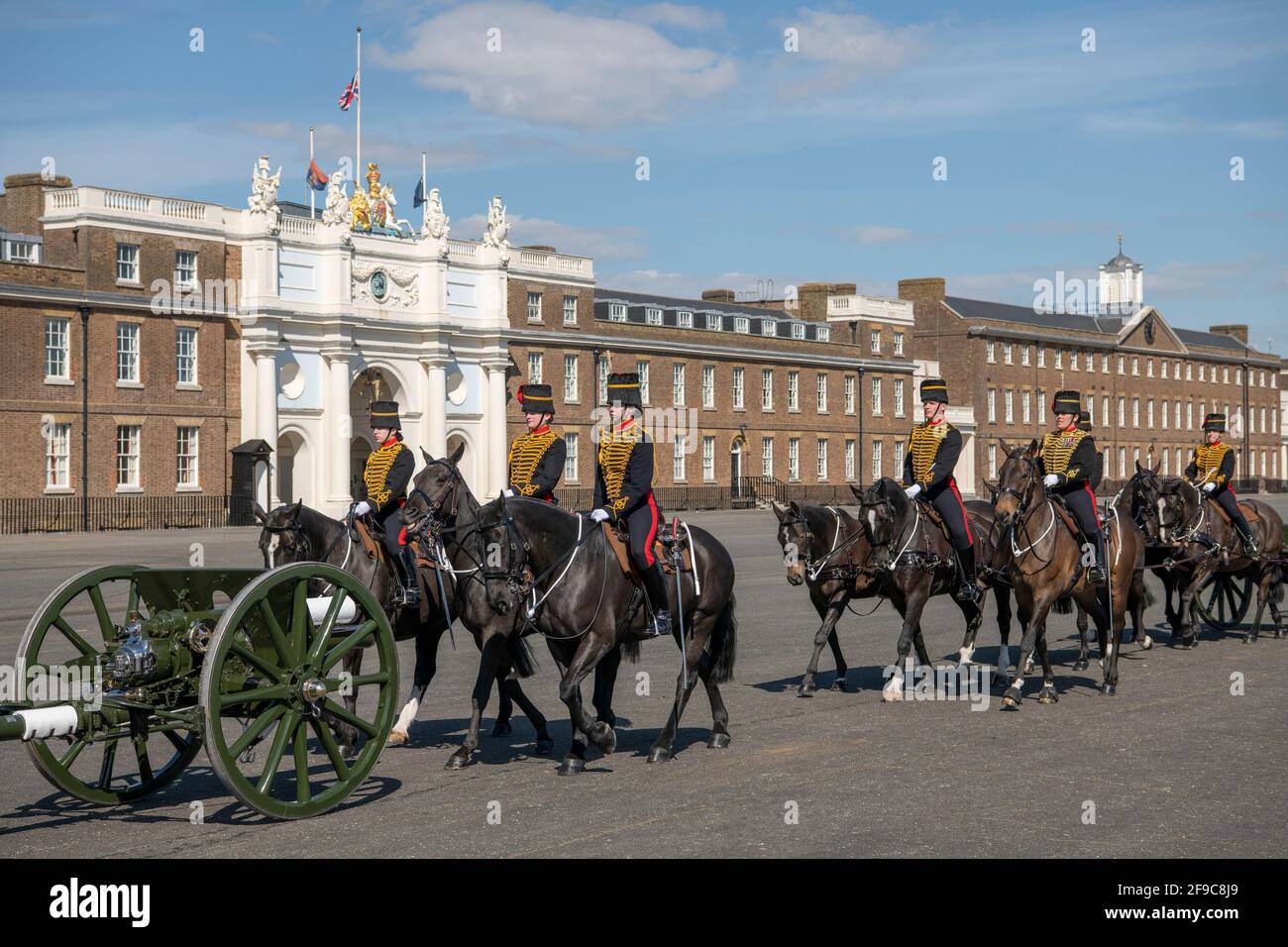 King George VI Lines, Woolwich Barracks, London, Großbritannien. 17. April 2021. Die Königstruppe der Royal Horse Artillery verlässt die Woolwich Barracks mit zwei Artilleriebüchern, nachdem sie die nationale Schweigeminute zum Gedenken an Prinz Philip Duke von Edinburgh markiert hatte,‘seine Beerdigung im Schloss Windsor stattfindet. Quelle: Malcolm Park/Alamy Live News. Stockfoto