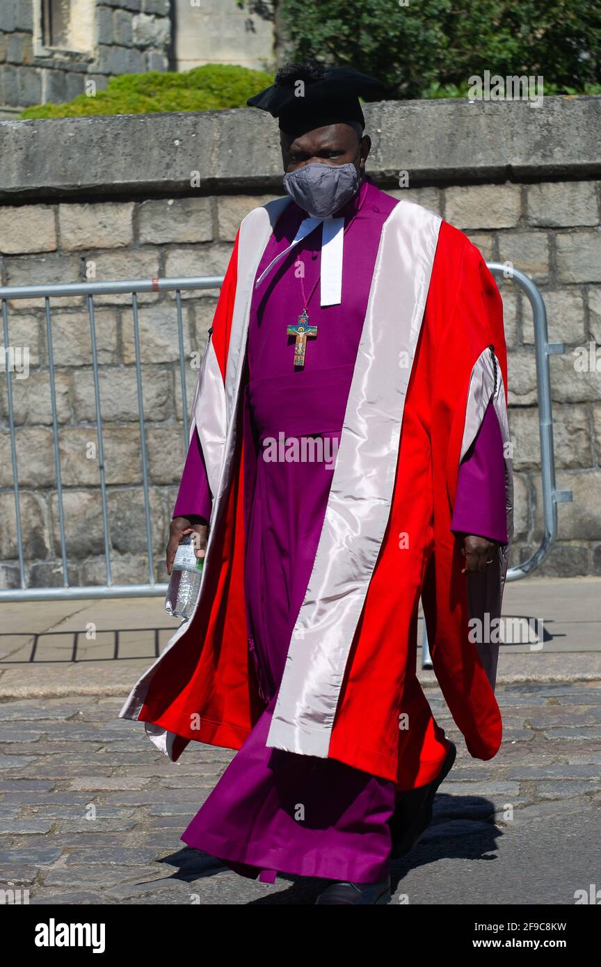 Windsor, Großbritannien. April 2021. Heute Mitglied des Klerus im Schloss Windsor. Einheimische und Besucher kamen heute nach Windsor, um an seinem Begräbnistag Prinz Philip ihren Respekt zu zollen, doch viele folgten dem Rat und blieben wegen der anhaltenden Covid-19-Pandemie weg. In der Stadt gab es eine starke Präsenz bewaffneter Polizisten zusammen mit zahlreichen RBWM-Stewards. Das Begräbnis für den Herzog von Edinburgh war eine private Veranstaltung, die in der St. George's Chapel auf dem Gelände des Windsor Castle stattfand. Quelle: Maureen McLean/Alamy Live News Stockfoto