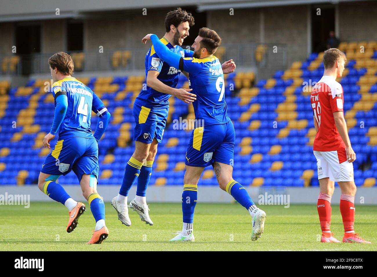 London, Großbritannien. April 2021. Will Nightingale vom AFC Wimbledon (c)  feiert mit Ollie Palmer vom AFC Wimbledon (9) den zweiten Treffer seines  Teams. EFL Skybet Football League One Match, AFC Wimbledon gegen