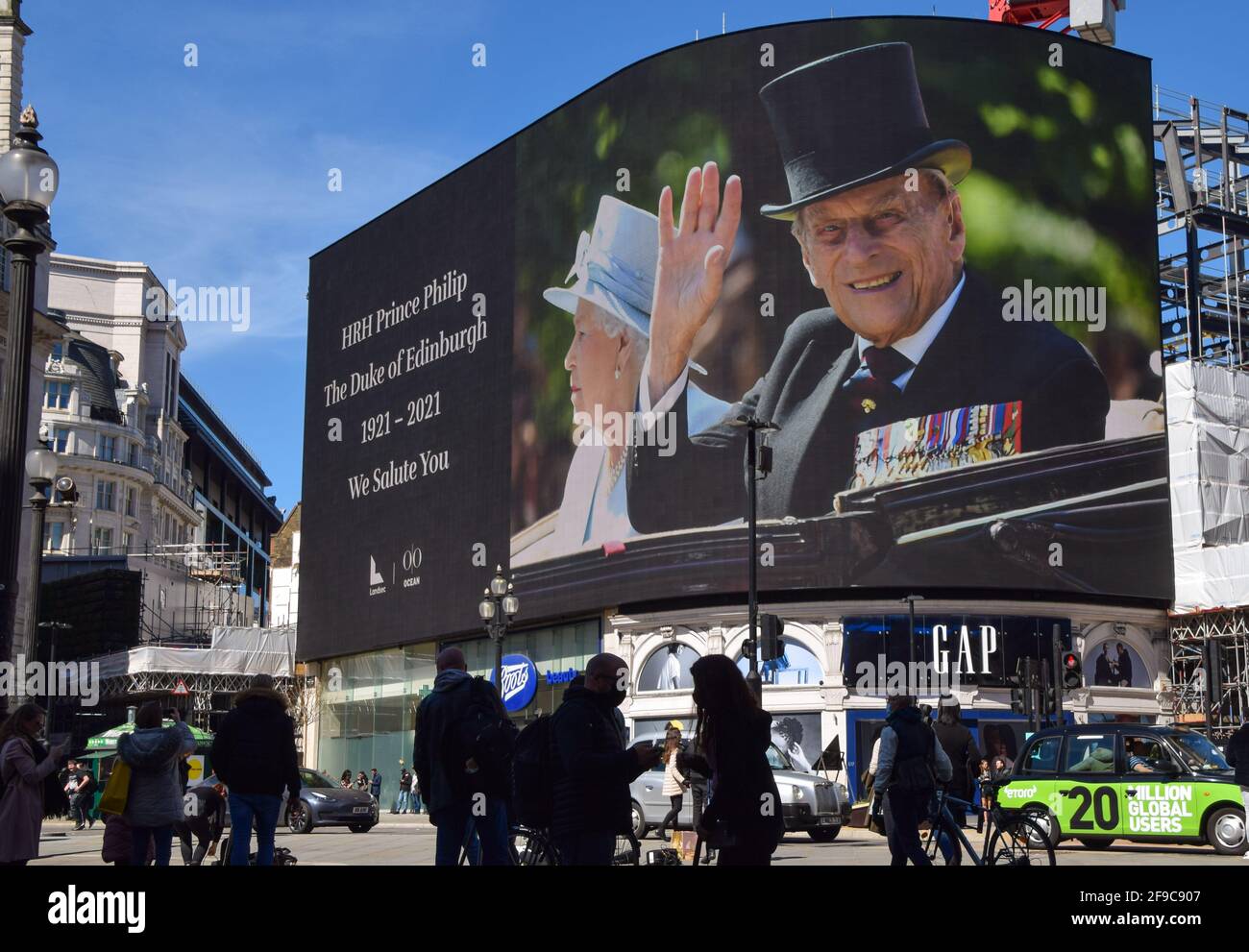 London, Großbritannien. April 2021. Prinz Philip Tribute auf den Leinwänden des Piccadilly Circus. Die Beerdigung des Herzogs von Edinburgh fand heute in Windsor statt. Stockfoto