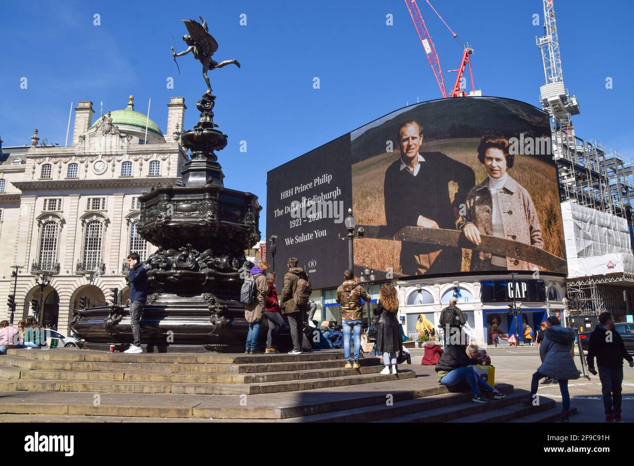 London, Großbritannien. April 2021. Prinz Philip Tribute auf den Leinwänden des Piccadilly Circus. Die Beerdigung des Herzogs von Edinburgh fand heute in Windsor statt. Stockfoto