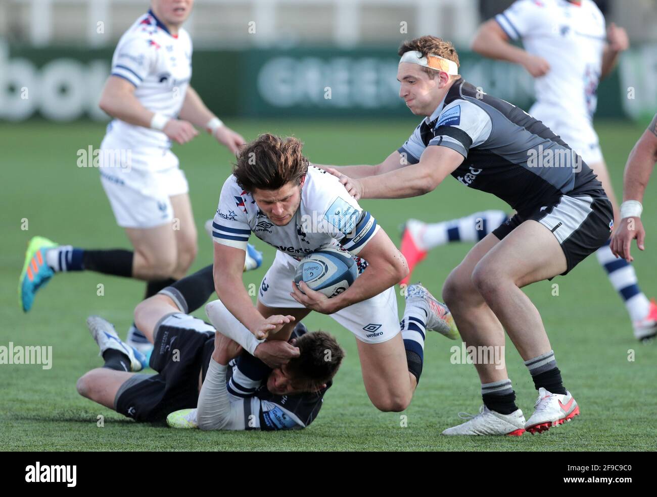 Bristol Bears' Piers O'Conor wird während des Spiels der Gallagher Premiership im Kingston Park, Newcastle, angegangen. Bilddatum: Samstag, 17. April 2021. Stockfoto