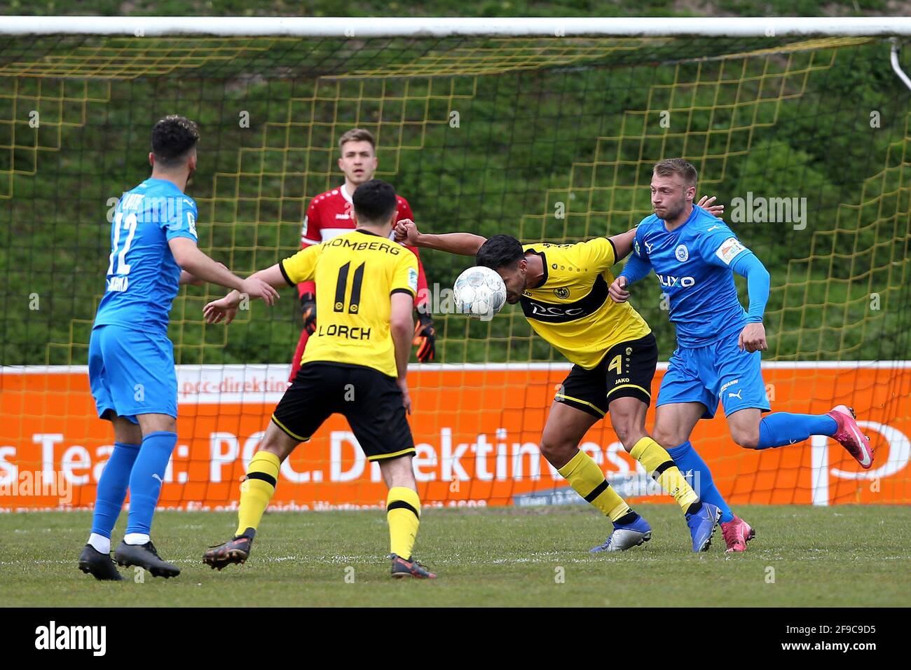 Duisburg, Deutschland. 2021. Apr 04. firo: 17/2021 Fußball, Regionalliga West, Saison 2020/2021 VfB Homberg - Sportfreunde Lotte Jeffrey Malcherek (# 4, VfB Homberg) bekommt Justin Plautz (# 31, Sportfreunde Lotte) während seines Kopfballs das Knie im hinteren Knie. Credit: dpa/Alamy Live News Stockfoto