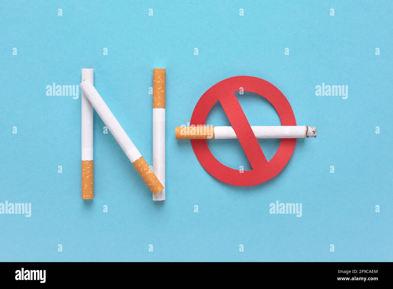 Verbotenes Schild mit einer Zigarette und dem Text Rauchen verboten. Stockfoto