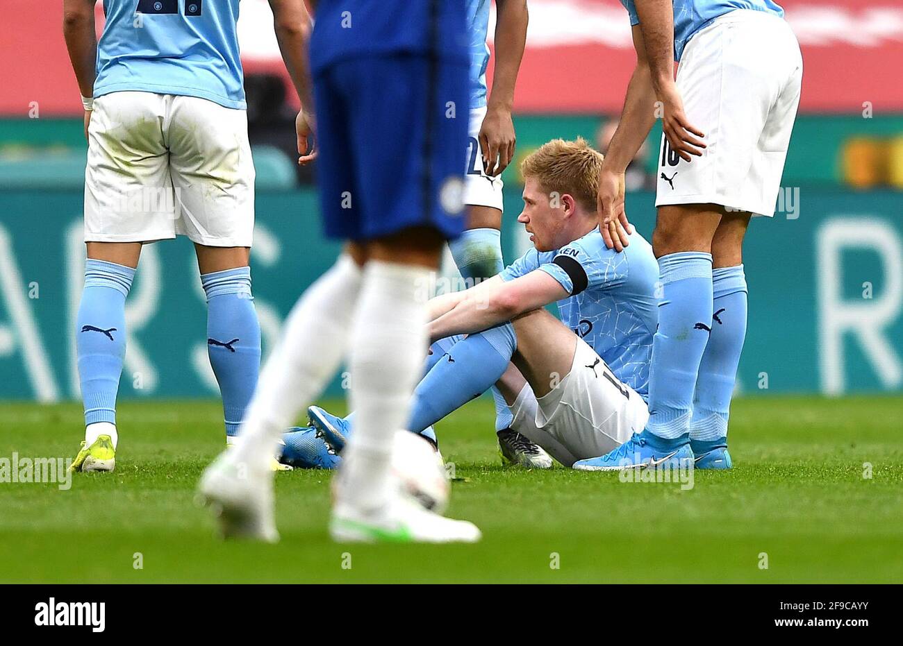 Kevin De Bruyne von Manchester City nimmt eine Verletzung auf, die während des Halbfinalmatches des FA Cup im Wembley Stadium, London, ersetzt wird. Bilddatum: Samstag, 17. April 2021. Stockfoto