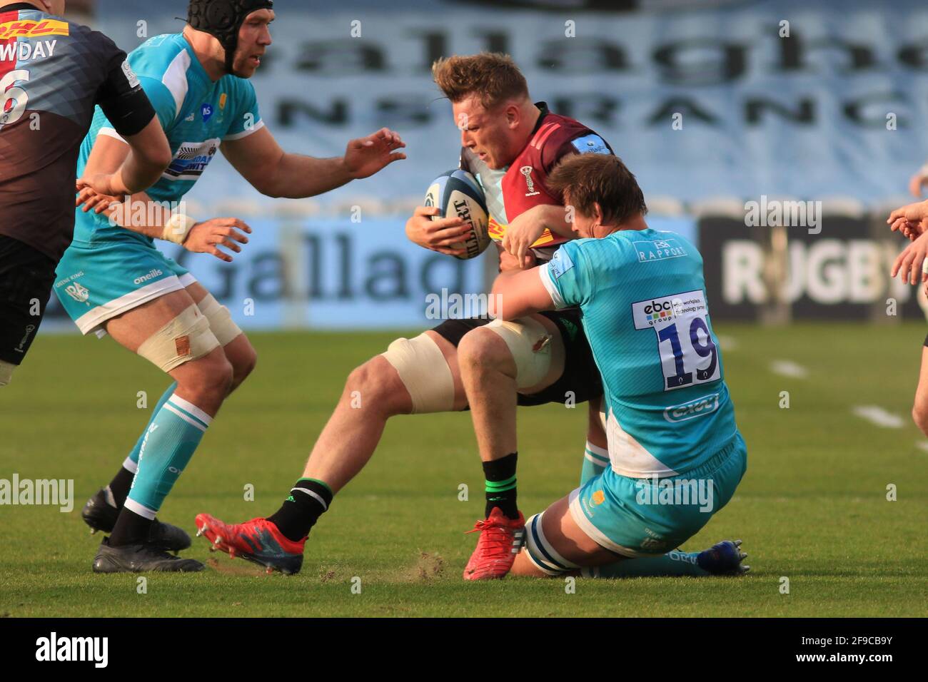 Twickenham, England. 17. April 2021. Alex Dombrandt von Harlequins wird von Anton Bresler von Worcester während des Gallagher Premiership-Matches zwischen Harlequins und Worcester Warriors an der Stoop angegangen. Quelle: Richard Perriman/Alamy Live News Stockfoto