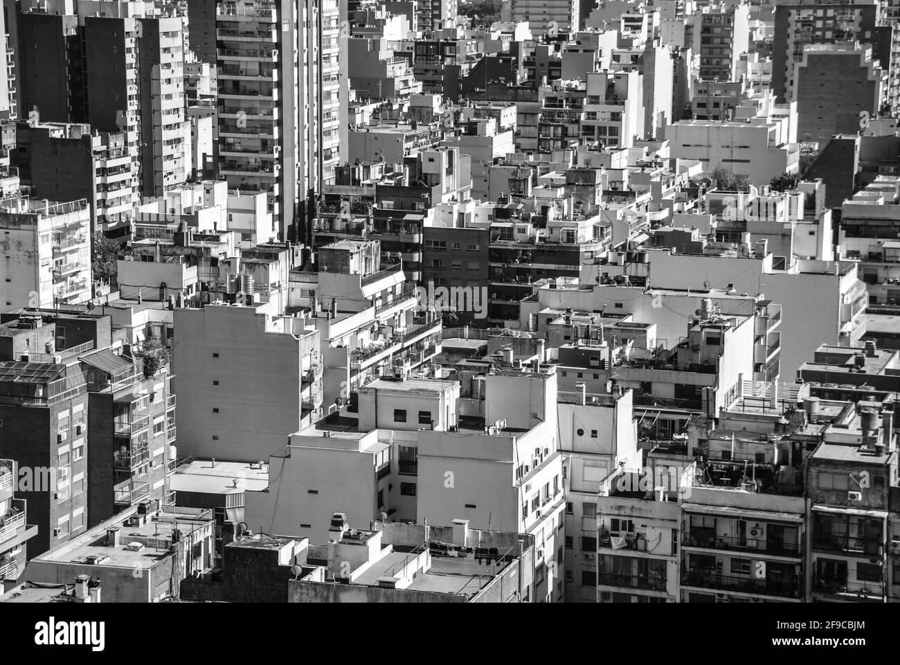 Monochrome Aufnahme des dicht besiedelten Belgrano-Viertels, Buenos Aires, Argentinien Stockfoto