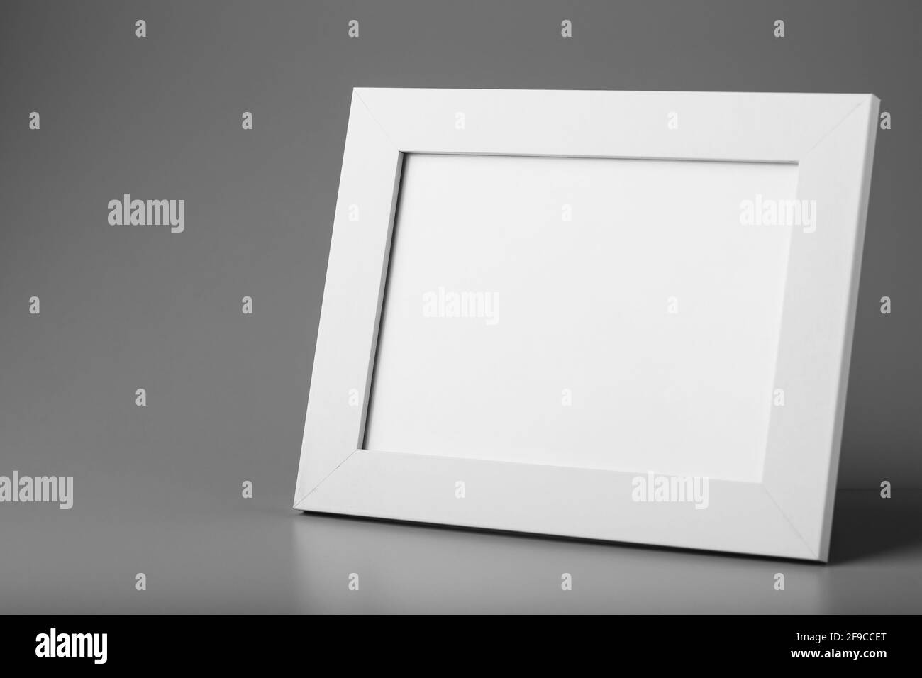 Schwarzweiß-Bilderrahmen für monochromen Hintergrund mit freiem Speicherplatz. Minimalistisches Konzept Stockfoto