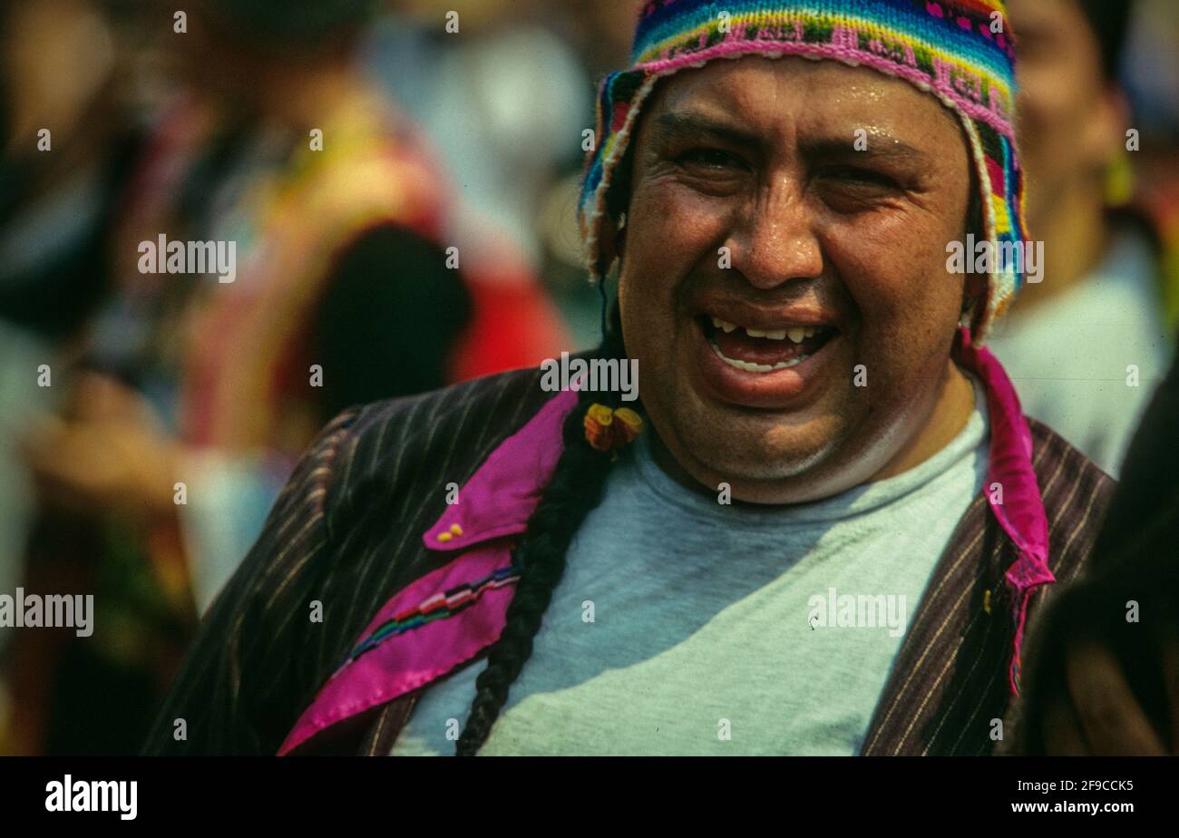 Mitglied einer peruanischen Folkloregruppe beim Karneval der Kulturen von Berlin im Jahr 2000 Stockfoto