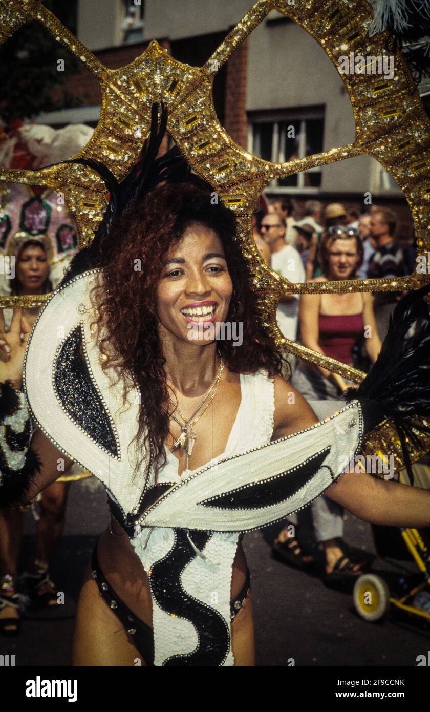 Tänzer einer brasilianischen Samba-Gruppe beim Karneval der Kulturen von Berlin im Jahr 2000 Stockfoto