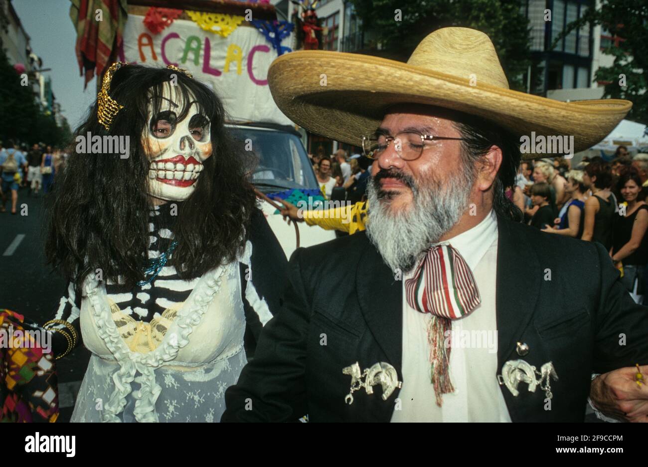 Skeleton und señor mit Sombrero: Mitglieder einer mexikanischen Folkloregruppe beim Karneval der Kulturen von Berlin im Jahr 2000 Stockfoto