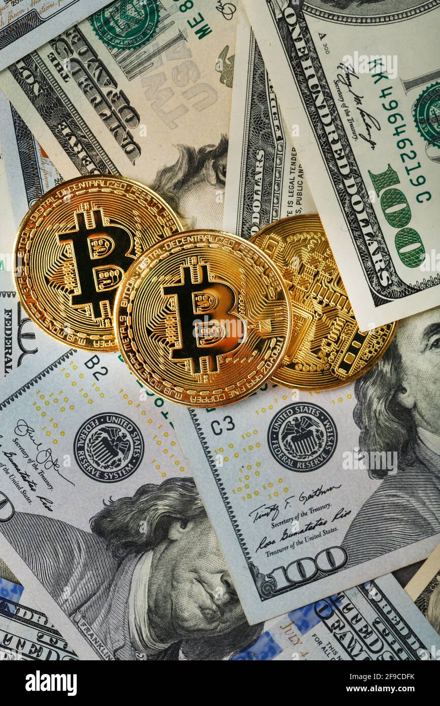 Bitcoin-Goldmünzen auf US-Dollar-Scheinen. Das Konzept eines  Peer-to-Peer-Zahlungssystems, das dieselbe Einheit für  Buchungstransaktionen verwendet Stockfotografie - Alamy