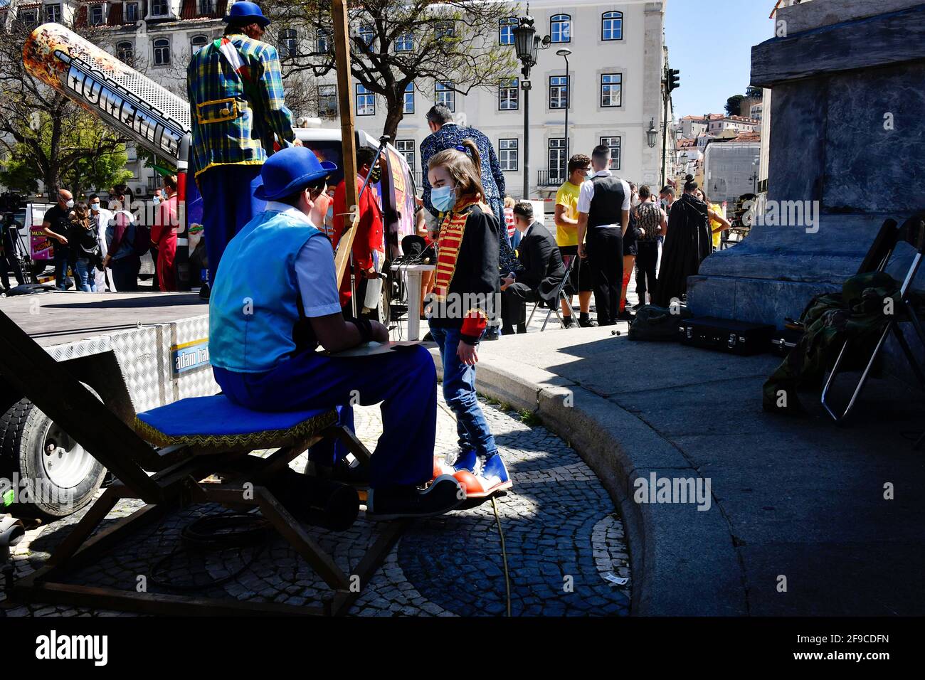 Lissabon, Portugal. April 2021. Während der Demonstration sprechen zwei Künstler backstage im Rossio Park. Die portugiesische Vereinigung der Circus-Unternehmer und -Künstler hat beschlossen, Zirkuskunstdemonstrationen gegen die Krise der Zirkusaktivitäten durchzuführen, da die nach der COVID-19-Pandemie auferlegten Einschränkungen gelten. (Foto von Jorge Castellanos/SOPA Images/Sipa USA) Quelle: SIPA USA/Alamy Live News Stockfoto