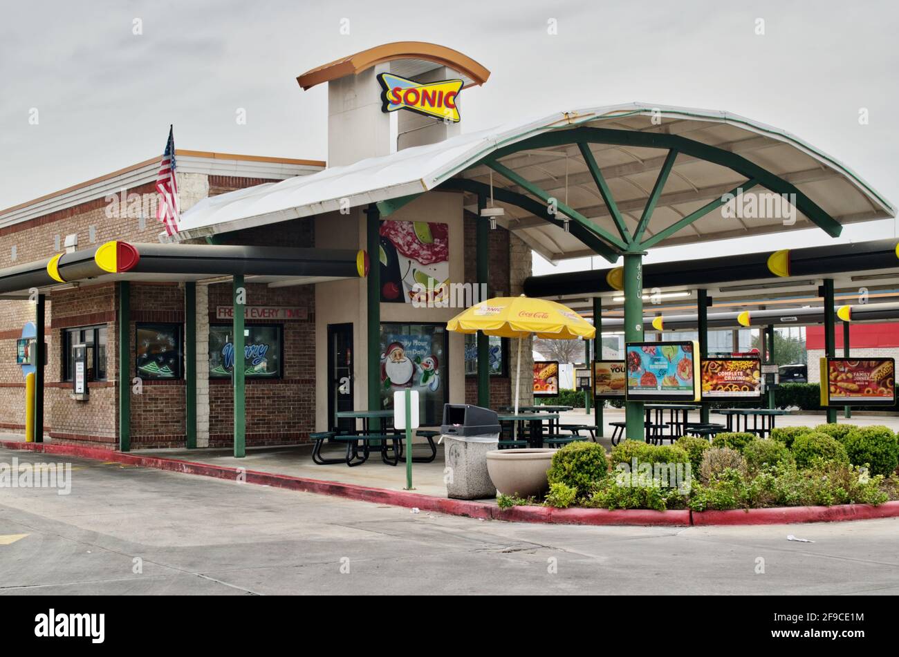 Houston, Texas USA 01-01-2020: Sonic Exterieur und leerer CarHop in Houston, TX. Populärer US-Burger-Ort, gegründet 1953. Stockfoto
