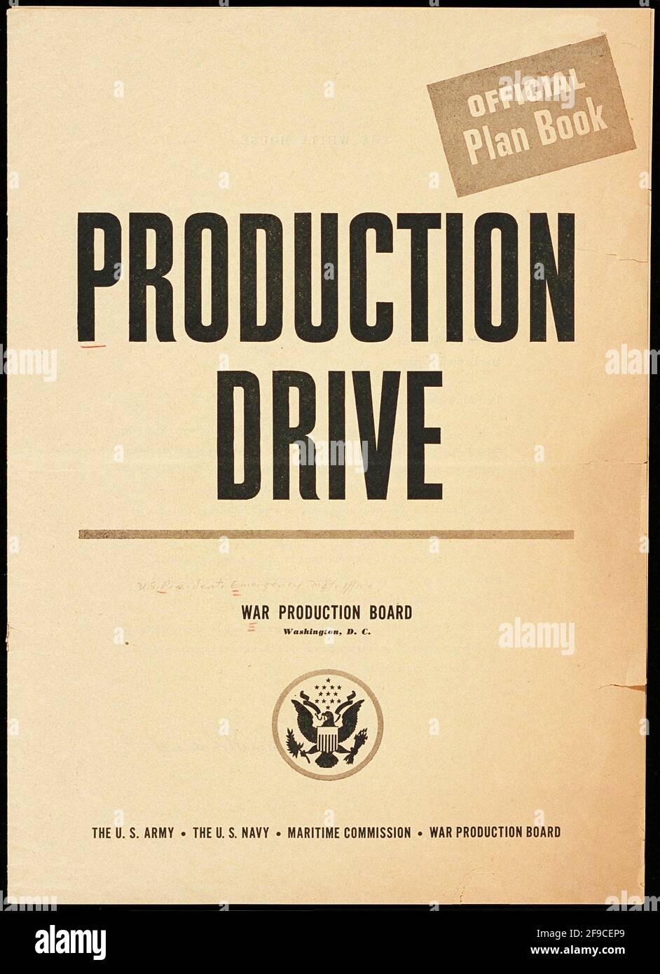 Ein offizielles amerikanisches Planheft über die Steigerung der Produktion im 2. Weltkrieg Die Kriegsanstrengungen nannten Production Drive Stockfoto